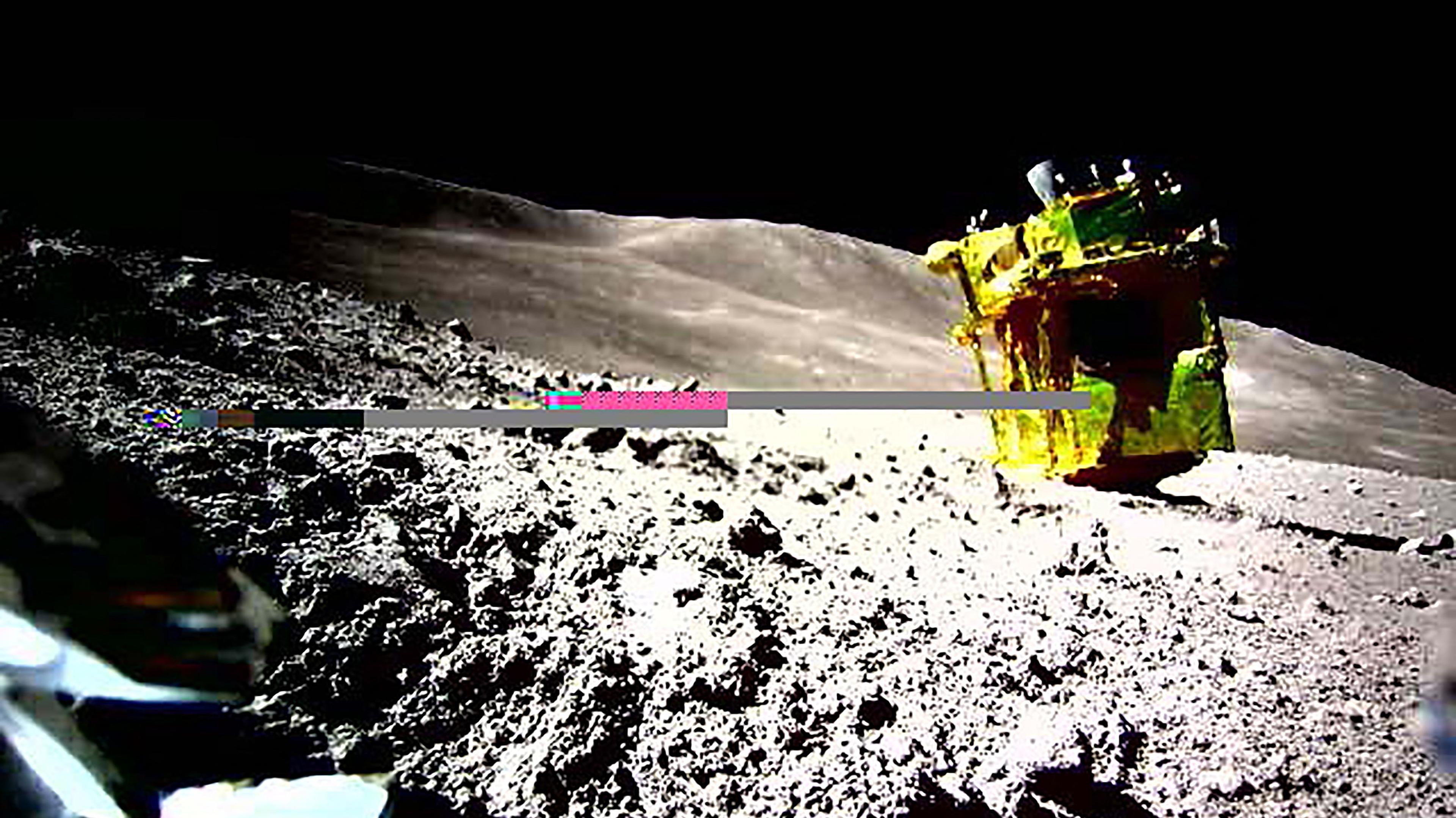 Ein Bild der Mondoberfläche, das von LEV-2 „SORA-Q“ aufgenommen und übertragen wurde