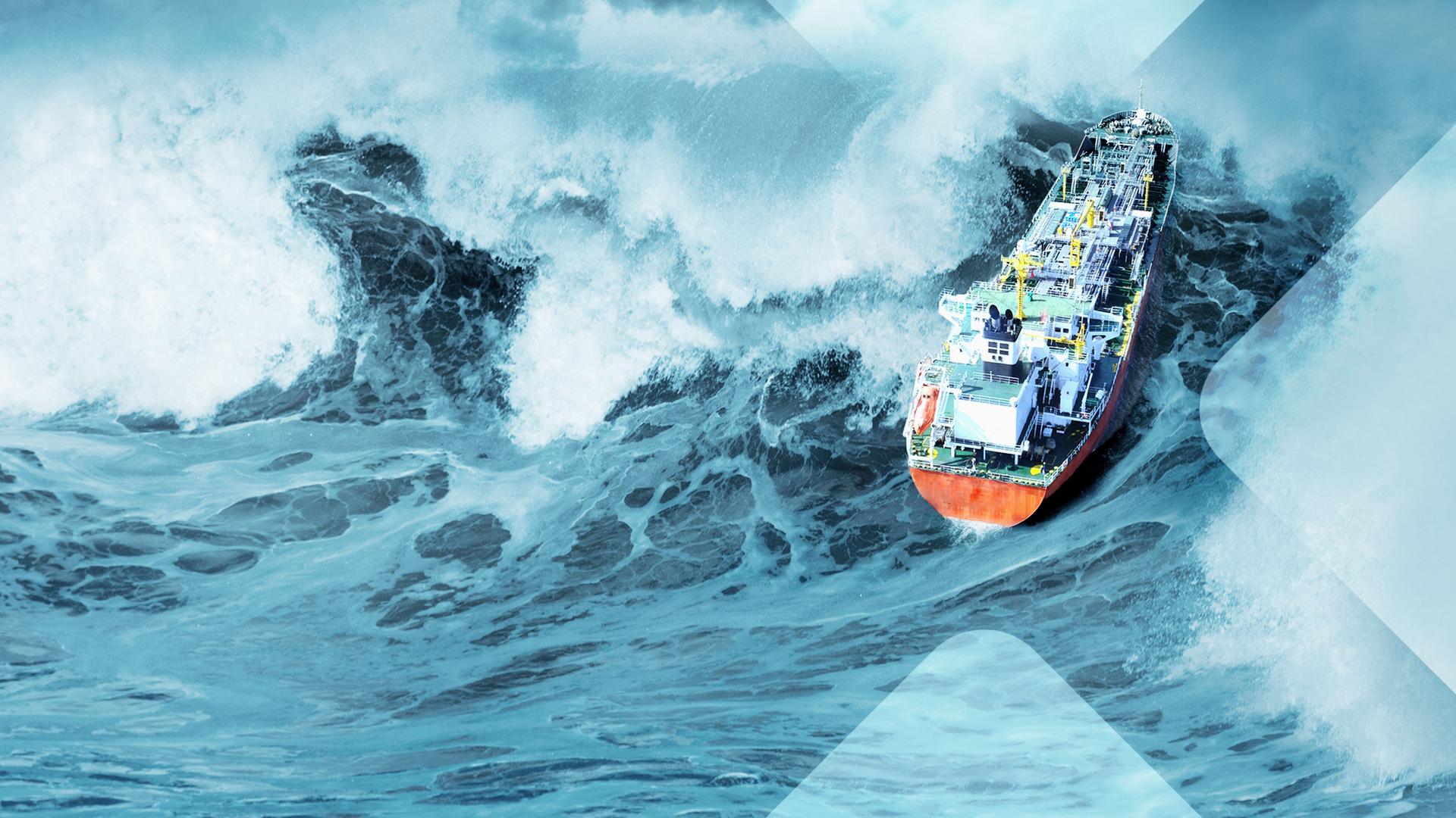 Ein Schiff auf dem Meer gerät durch eine hohe Welle von links in Schieflage.