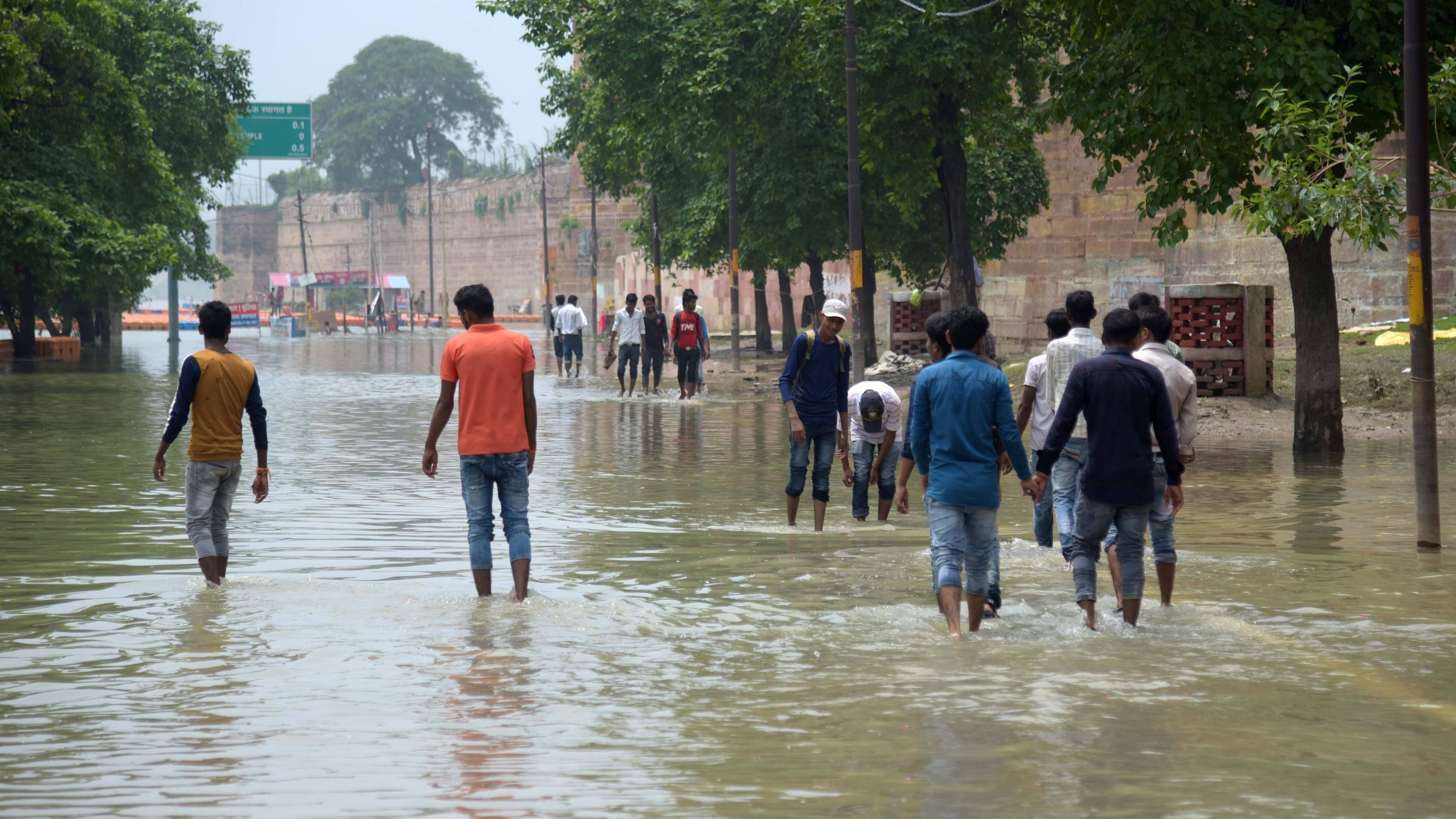 Überflutete Straße in Indien nach Monsun