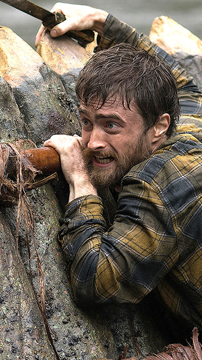 Yossi (Daniel Radcliffe) klammert sich alleine an ein Floß, nachdem sein Reisepartner fortgeschwommen ist.