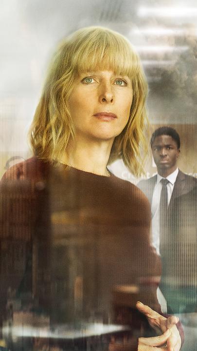 Alexandras (Karin Viard, M.) Leben und das ihrer Mitarbeiter Amani (Stéphane Bak, 4.v.r.) und Kimiko (Yumi Narita, 3.v.r.) wird erschüttert.