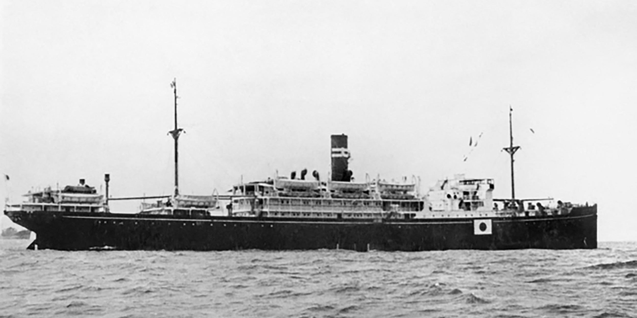 Schwarz-weißes Archivbild des japanischen Transportschiffes "Montevideo Maru" auf See
