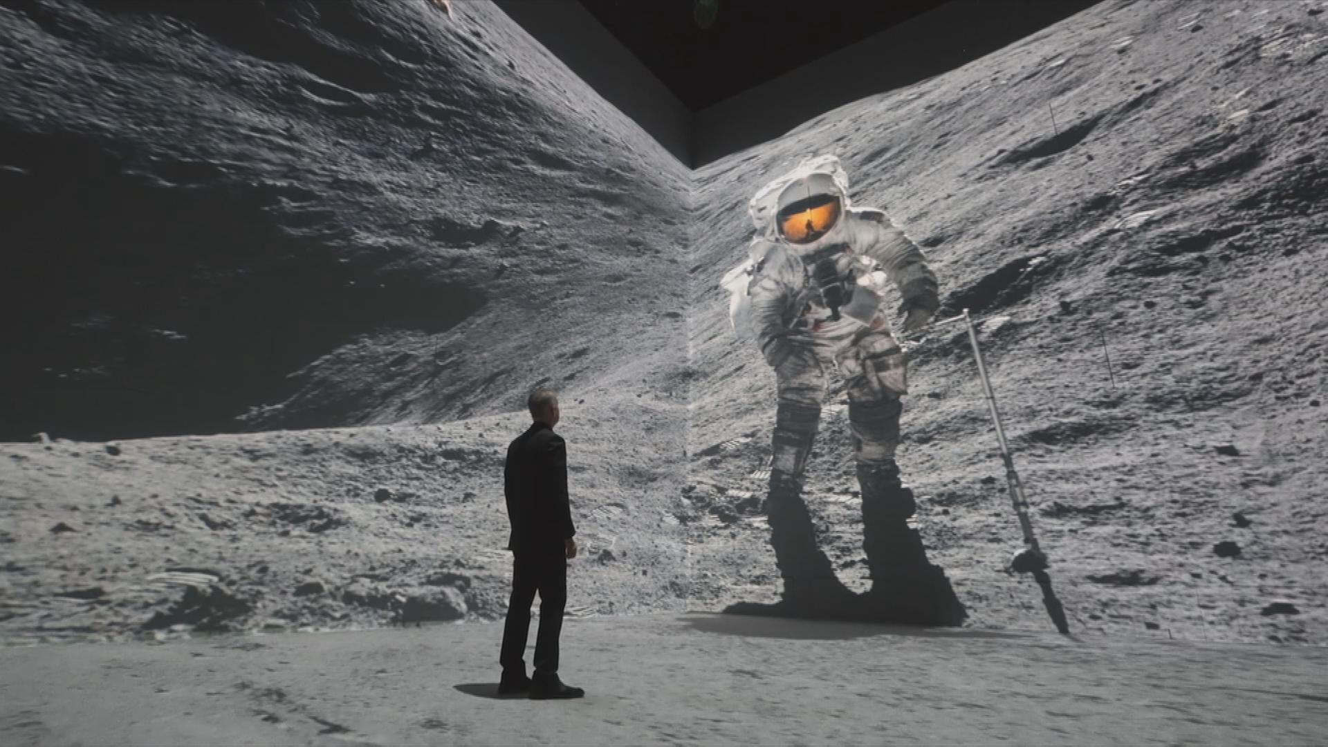 05.12.23: Tom Hanks steht in der Moonwalkers-Ausstellung in London.