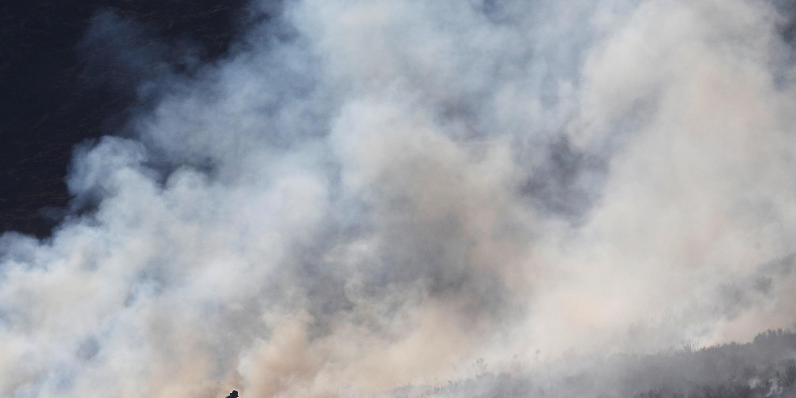 Feuerwehrmänner kämpfen gegen Flammen und Rauch im Moor nahe Manchester