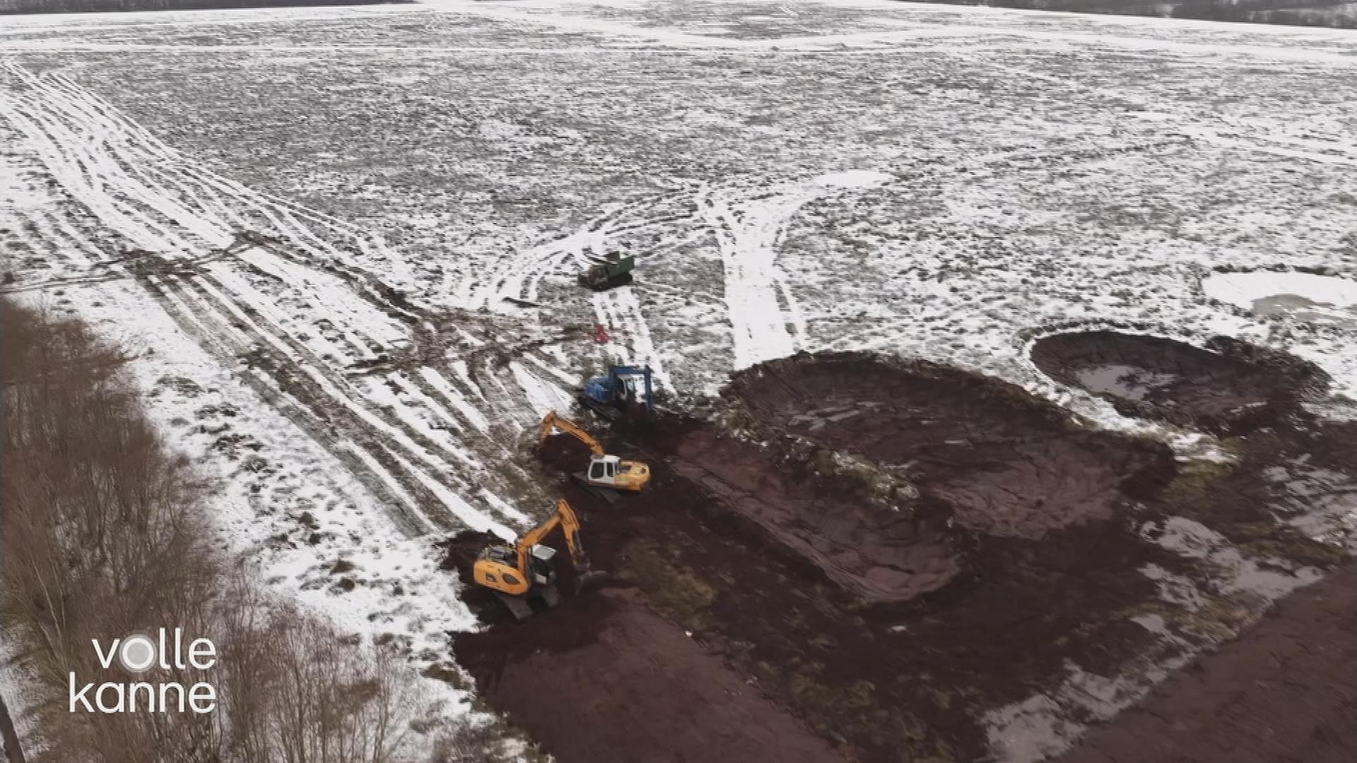 Große Felder werden von Baggern umgegraben