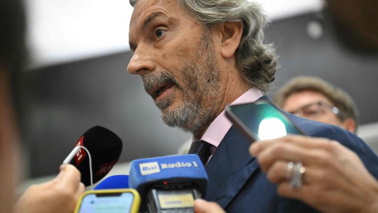 Giovanni Accini, Anwalt des Ex-Managers, spricht nach Urteilsverkündung zu der Presse. Insgesamt wurden 32 der 57 Angeklagten schuldig gesprochen.