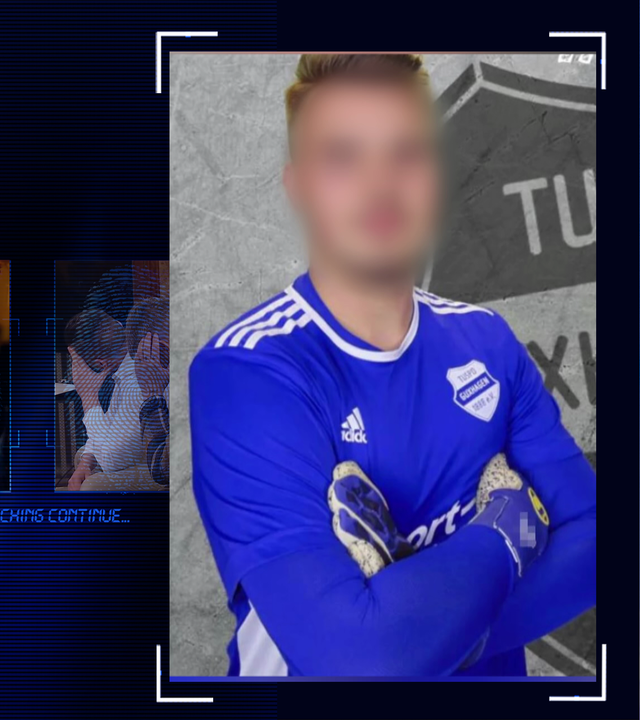 Ein junger Mann, ca 20 Jahre im blauen Fußballtrikot, posiert mit verschränkten Armen vor der Kamera. Er trägt Torwarthandschuhe. Links daneben: Lichtschematische Darstellung eines Fingerabdrucks.
