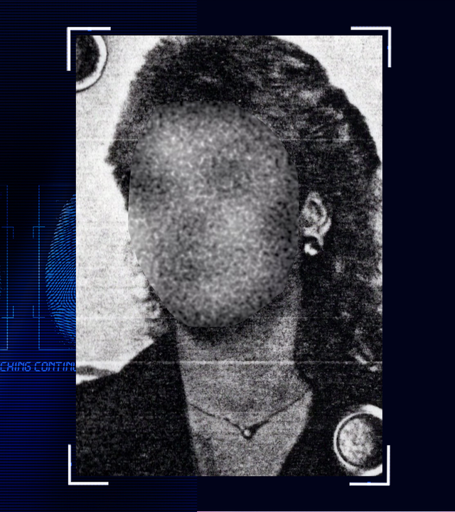 Portraitfoto des Opfers. Das Gesicht wurde verfremdet. Links daneben: Lichtschematische Darstellung eines Fingerabdrucks.