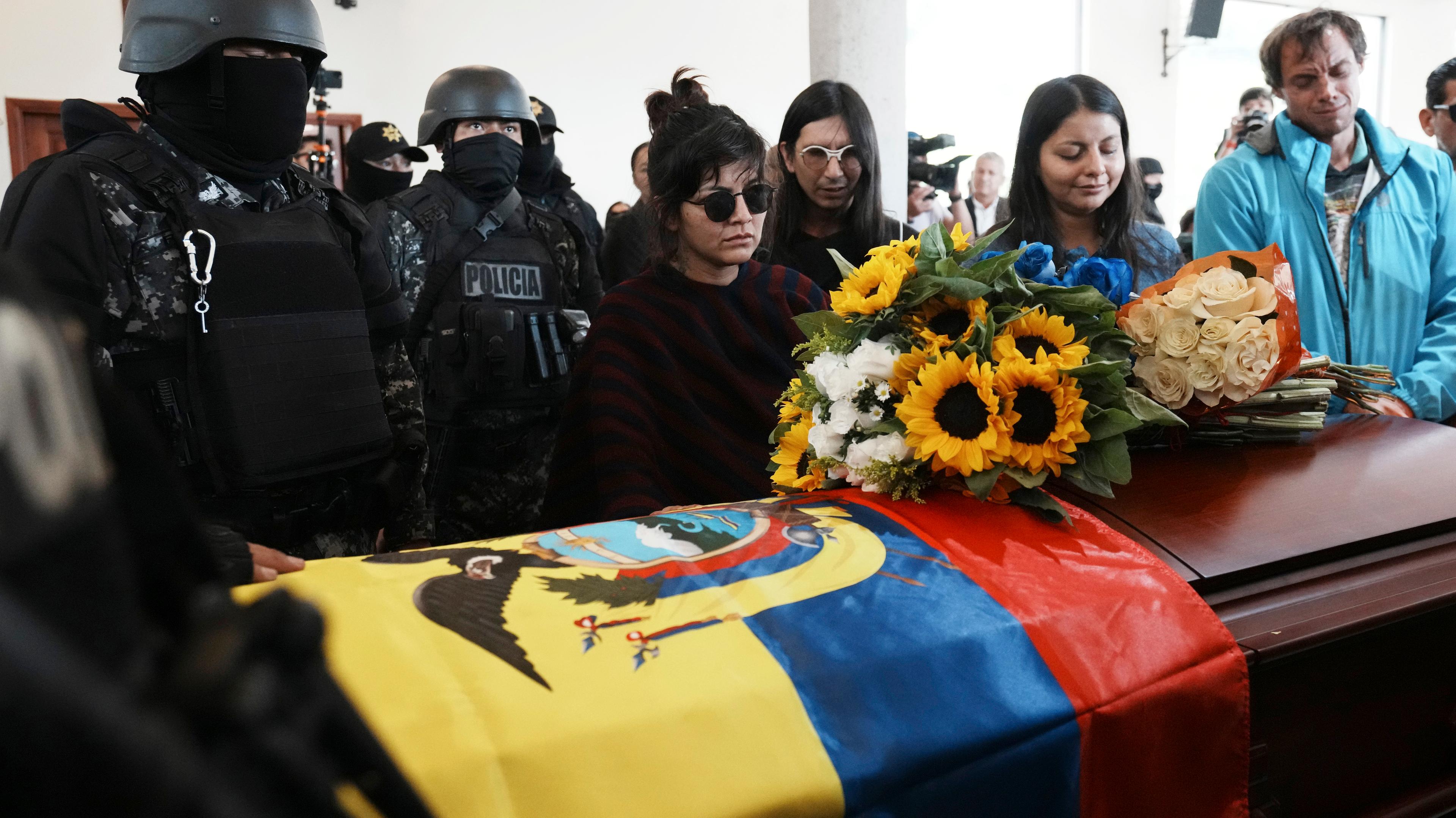Ecuador, Quito: Angehörige umringen den Sarg des getöteten Präsidentschaftskandidaten Fernando Villavicencio vor seiner Beerdigung auf dem Friedhof Camposanto Monteolivo in Quito, Ecuador.