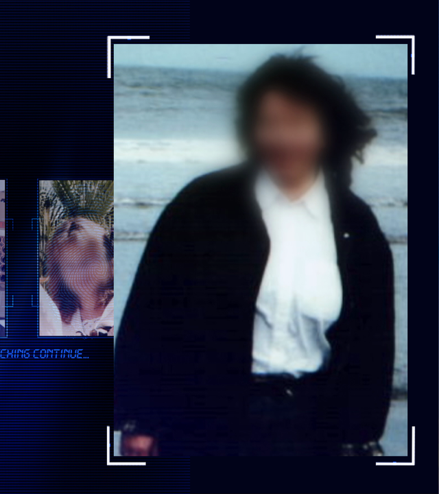 Foto des Opfers am Meer. Frau mit langen dunklen Haaren, weißem Hemd und schwarzer Hose, schwarze Jacke. Schaut Richtung Kamera. Das Gesicht wurde technisch verfremdet im Bild. Links daneben: Lichtschematische Darstellung eines Fingerabdrucks