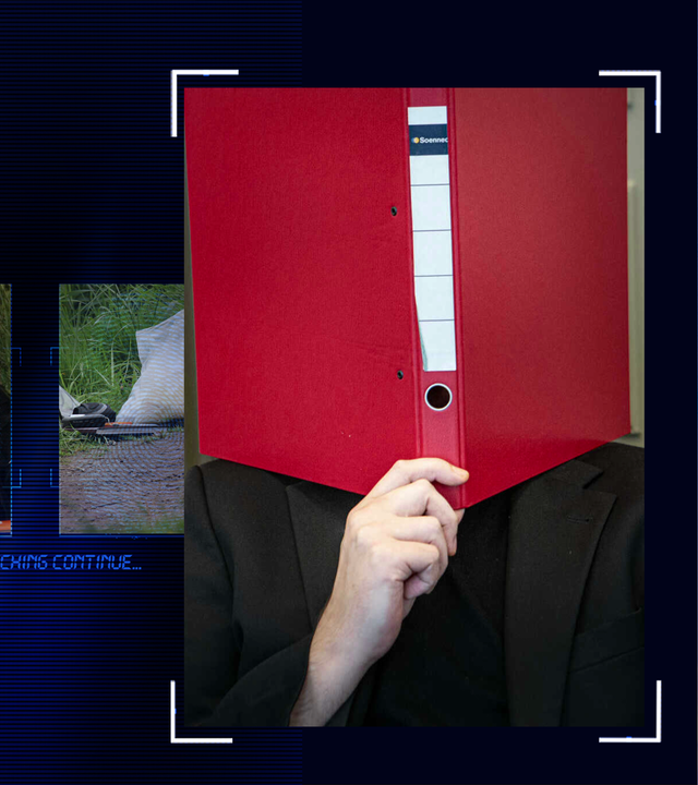 Eine Person hält sich einen aufgeklappten roten Aktenordner vors Gesicht. Die Person trägt schwarze Oberbekleidung und hält den Ordner in der rechten Hand. Links daneben: Lichtschematische Darstellung eines Fingerabdrucks.