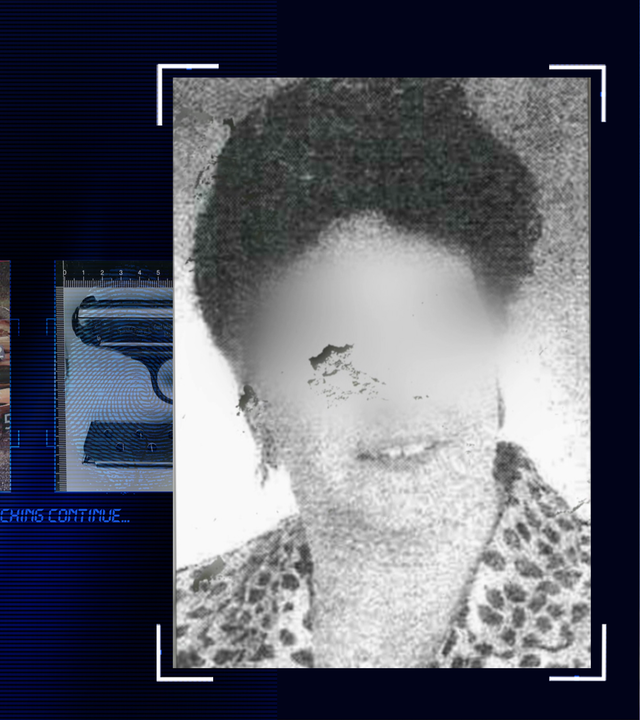 Schwarzweißportraitfoto einer Frau, ca.25 Jahre alt, offenbar ein Bild aus einer Zeitung. Sie lächelt in die Kamera, das Gesicht wurde allerings technisch verfremdet. Sie trägt ein helles Oberteil mit dunklen Flecken und kurze schwarze Haare. Links daneben: Lichtschematische Darstellung eines Fingerabdrucks.