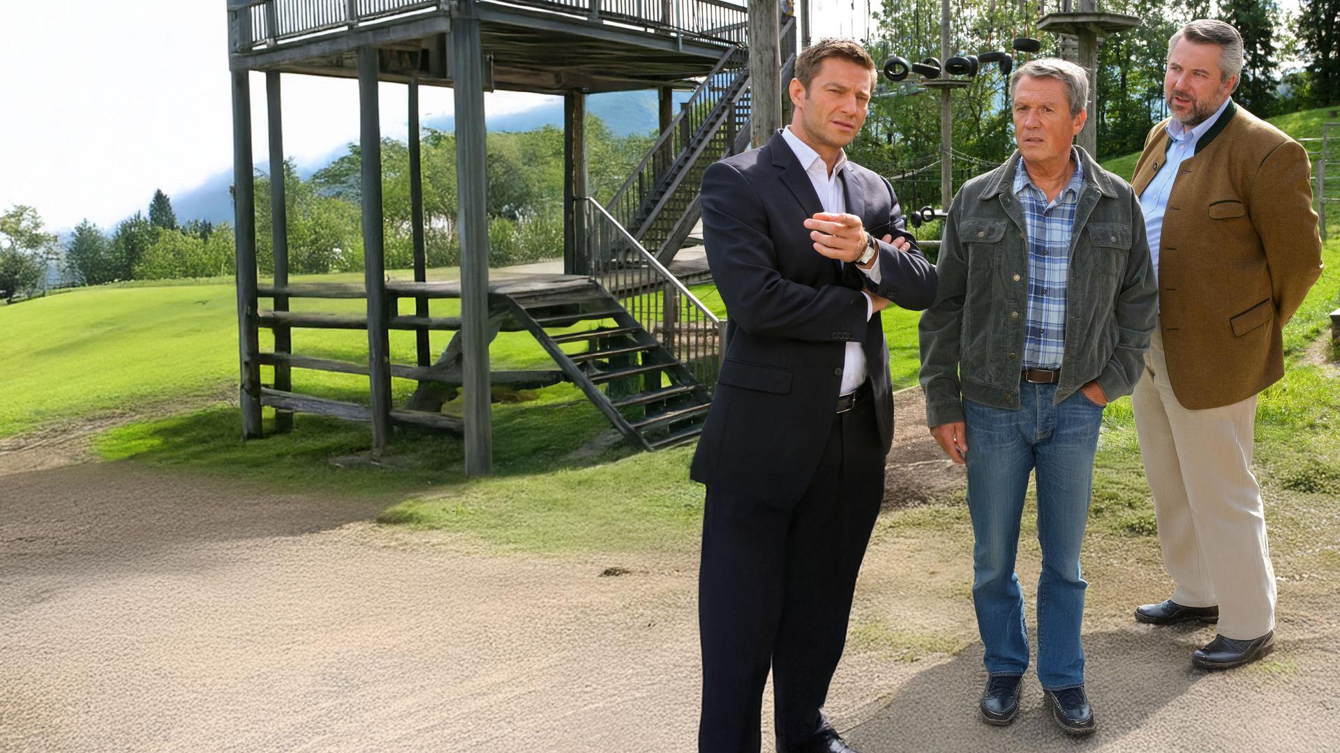 "Die Rosenheim-Cops - Mord im Kletterpark": Die Kommissare Stadler (Dieter Fischer) und Hansen (Igor Jeftic) befragen vor der Kletteranlage Lieferant Alois Harling (Hansi Kraus).