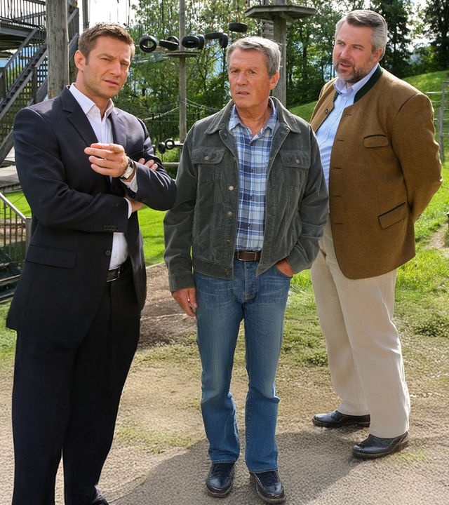 "Die Rosenheim-Cops - Mord im Kletterpark": Die Kommissare Stadler (Dieter Fischer) und Hansen (Igor Jeftic) befragen vor der Kletteranlage Lieferant Alois Harling (Hansi Kraus).