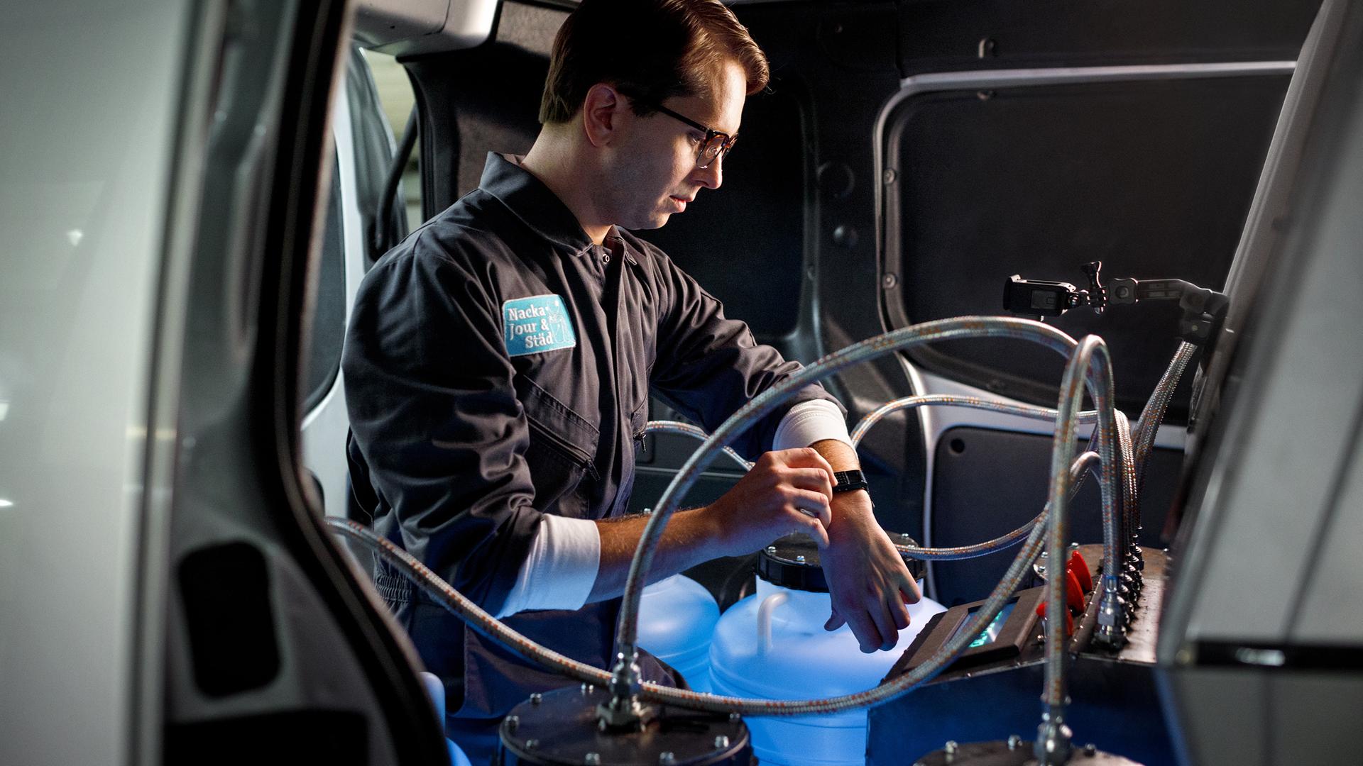 "Mord im Mittsommer - Max": Max (Mattias Malmros) hat in einem Wagen in der Tiefgarage des Polizeireviers von Nacka mehrere Kanister mit Sprengstoff deponiert. Er stellt die Uhr mit dem genauen Zeitpunkt der Detonation ein.