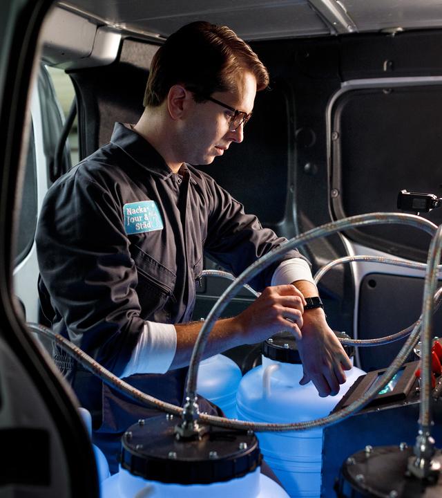 "Mord im Mittsommer - Max": Max (Mattias Malmros) hat in einem Wagen in der Tiefgarage des Polizeireviers von Nacka mehrere Kanister mit Sprengstoff deponiert. Er stellt die Uhr mit dem genauen Zeitpunkt der Detonation ein.