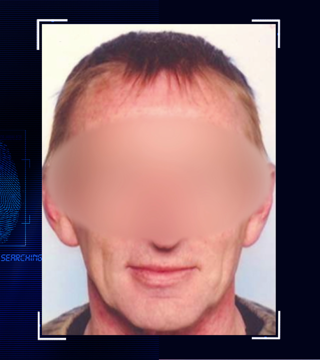 Portraitfoto des Opfers. Das Gesicht wurde teilweise unkenntlich gemacht. Links daneben: Lichtschematische Darstellung eines Fingerabdrucks.