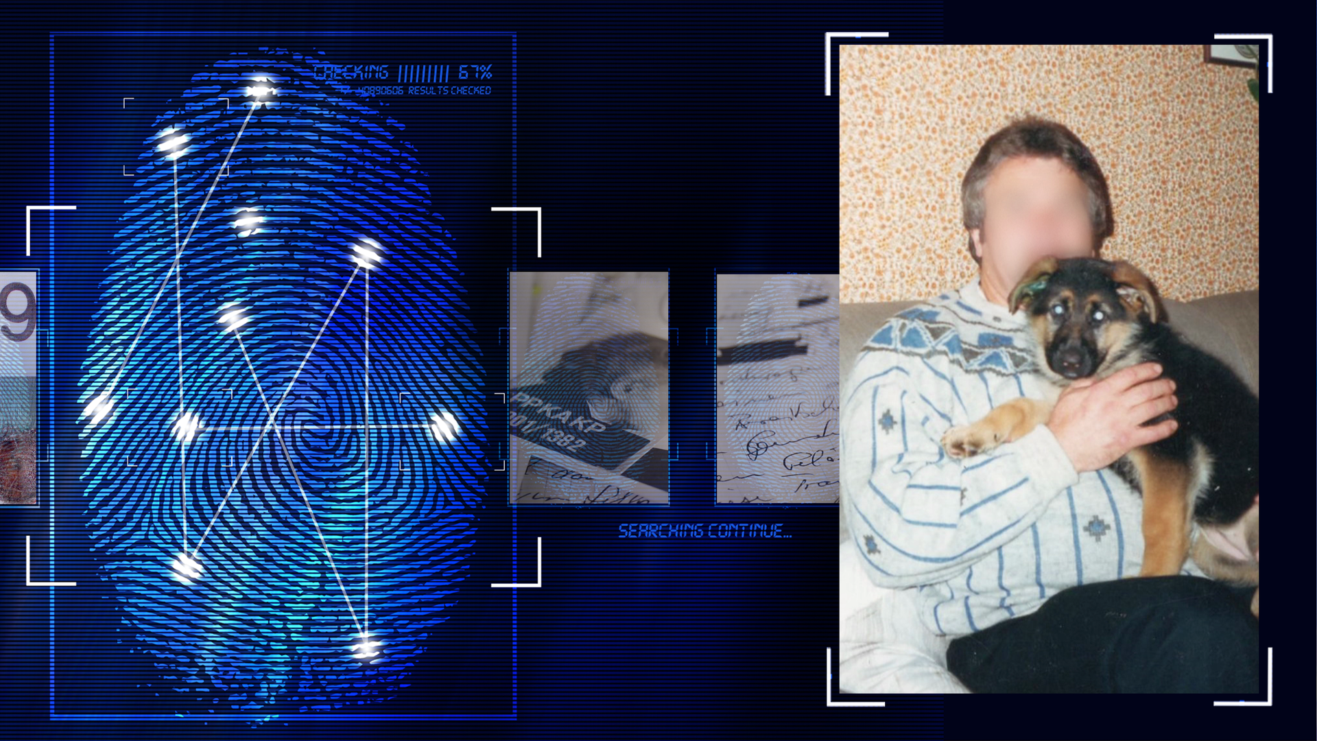 Ein Mann sitzt auf einer Couch und hat einen Hund auf dem Schoß. Beide schauen Richtung Kamera. Das Gesicht des Mannes wurde technisch verfremdet. Der Mann trägt einen hellgrauen Pullover mit einem Muster aus verschiedenen geometrischen Formen. Der Hund hat hellbraun, schwarz geflecktes Fell. Im Hintergrund eine Wand mit kleinen braunen Punkten. Links daneben: Lichtschematische Darstellung eines Fingerabdrucks.