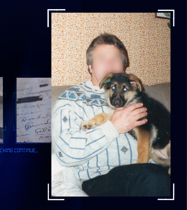 Ein Mann sitzt auf einer Couch und hat einen Hund auf dem Schoß. Beide schauen Richtung Kamera. Das Gesicht des Mannes wurde technisch verfremdet. Der Mann trägt einen hellgrauen Pullover mit einem Muster aus verschiedenen geometrischen Formen. Der Hund hat hellbraun, schwarz geflecktes Fell. Im Hintergrund eine Wand mit kleinen braunen Punkten. Links daneben: Lichtschematische Darstellung eines Fingerabdrucks.