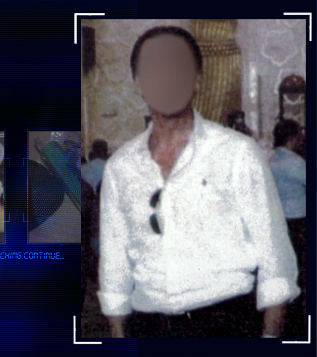 Foto des Opfers bei einem privaten Anlass. Der Mann trägt ein weißes Hemd, das Gesicht wurde im Bild technisch verfremdet. Links daneben: Lichtschematische Darstellung eines Fingerabdrucks