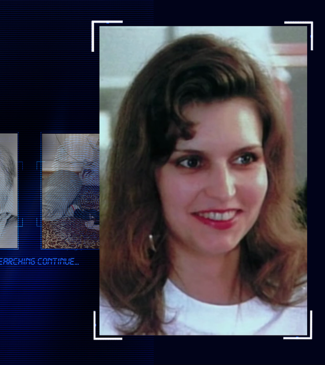 Foto des Mordopfers Tatiana Cherchneva. Junge Frau mit langen dunklen Haaren und rotem Lippenstift. Sie trägt Creolen-Ohrringe und ein weißes Oberteil.  Links daneben: Lichtschematische Darstellung eines Fingerabdrucks