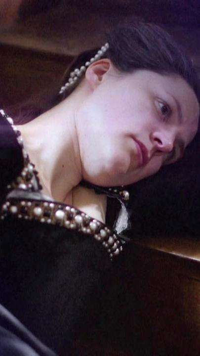 "Mordakte Mittelalter: Die Queen, ihr Liebhaber und dessen Ehefrau": Spielszene: Amy Dudley (Darstellerin unbekannt) liegt tot auf einer Treppe.