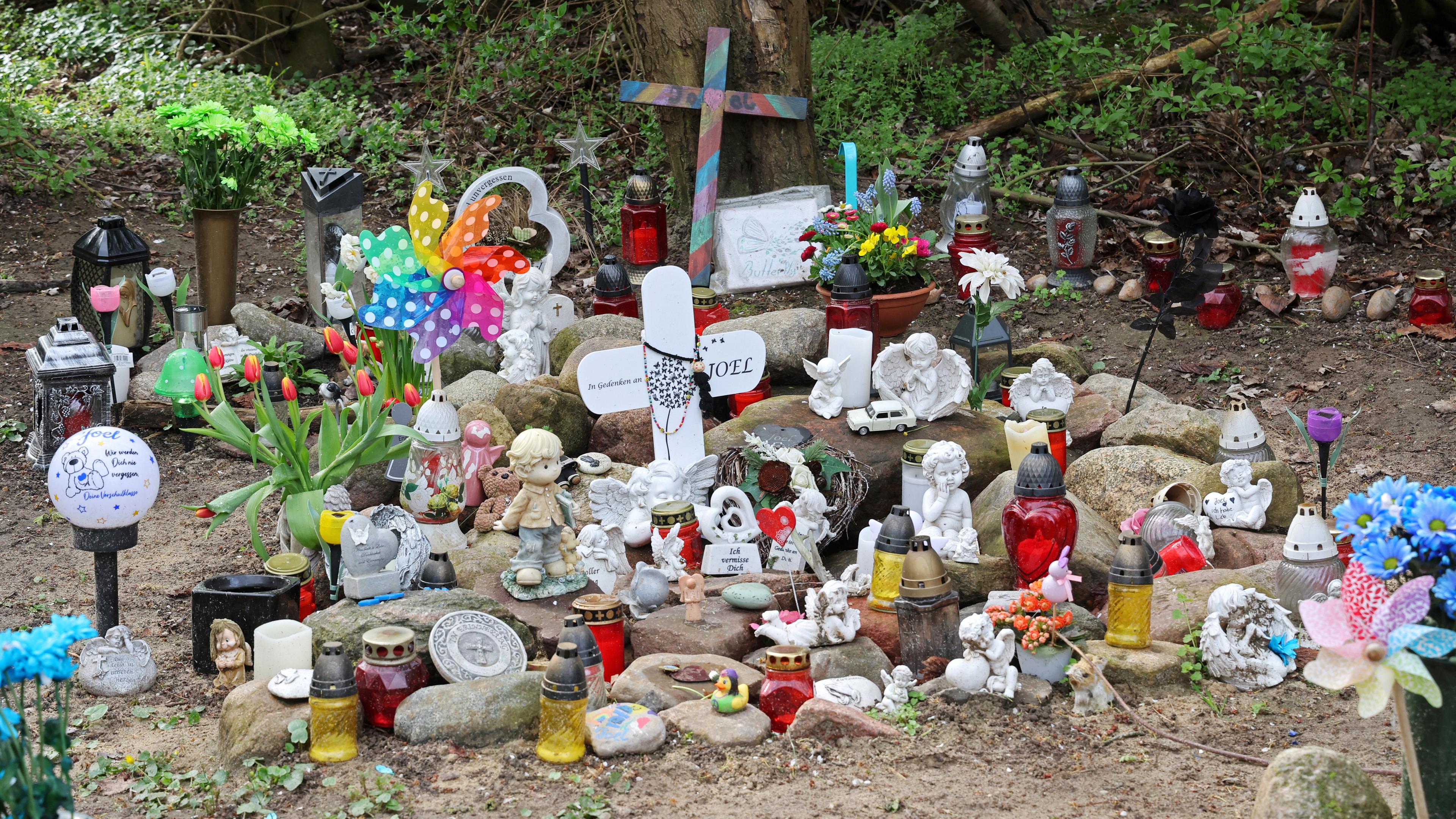 Kreuze, Figuren, Kerzen und Blumen stehen an der Stelle, wo der sechsjährige getötete Joel gefunden wurde
