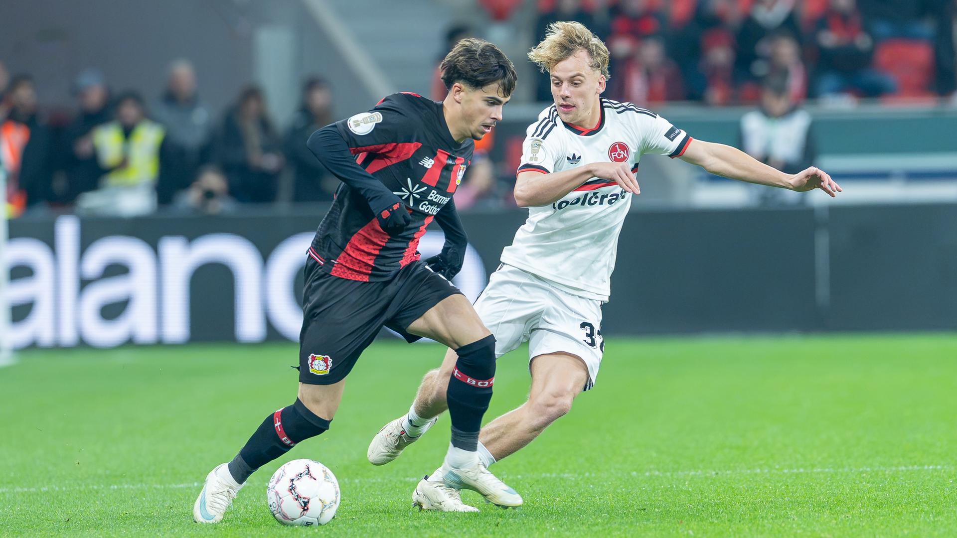 Afonso Moreira von Bayer 04 Leverkusen im Duell mit Tim Janisch vom 1. FC Nürnberg.