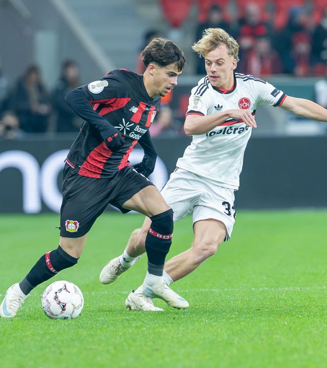 Afonso Moreira von Bayer 04 Leverkusen im Duell mit Tim Janisch vom 1. FC Nürnberg.