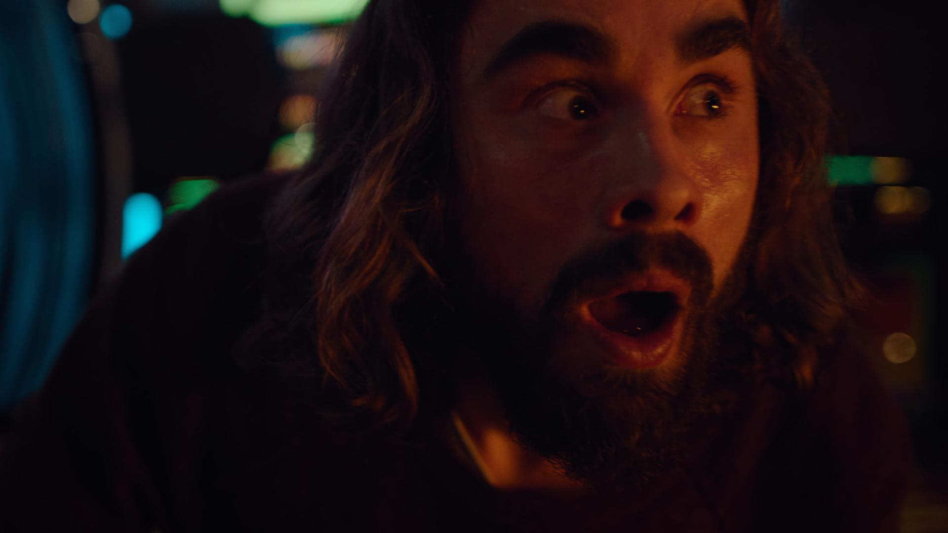 "Moresnet - The Book of Death: Der Preis der Erinnerung": Nahaufnahme: Ben Schotz (Boris Van Severen) hat seine Augen und seinen Mund vor Angst aufgerissen.