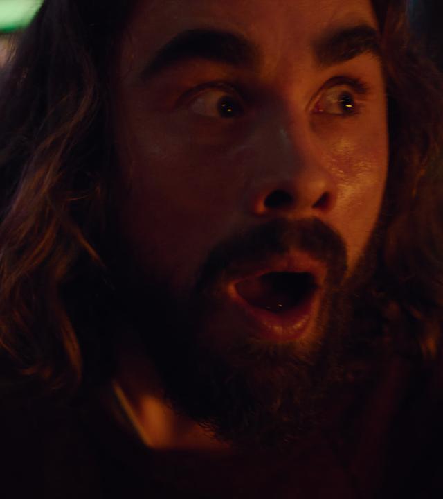 "Moresnet - The Book of Death: Der Preis der Erinnerung": Nahaufnahme: Ben Schotz (Boris Van Severen) hat seine Augen und seinen Mund vor Angst aufgerissen.