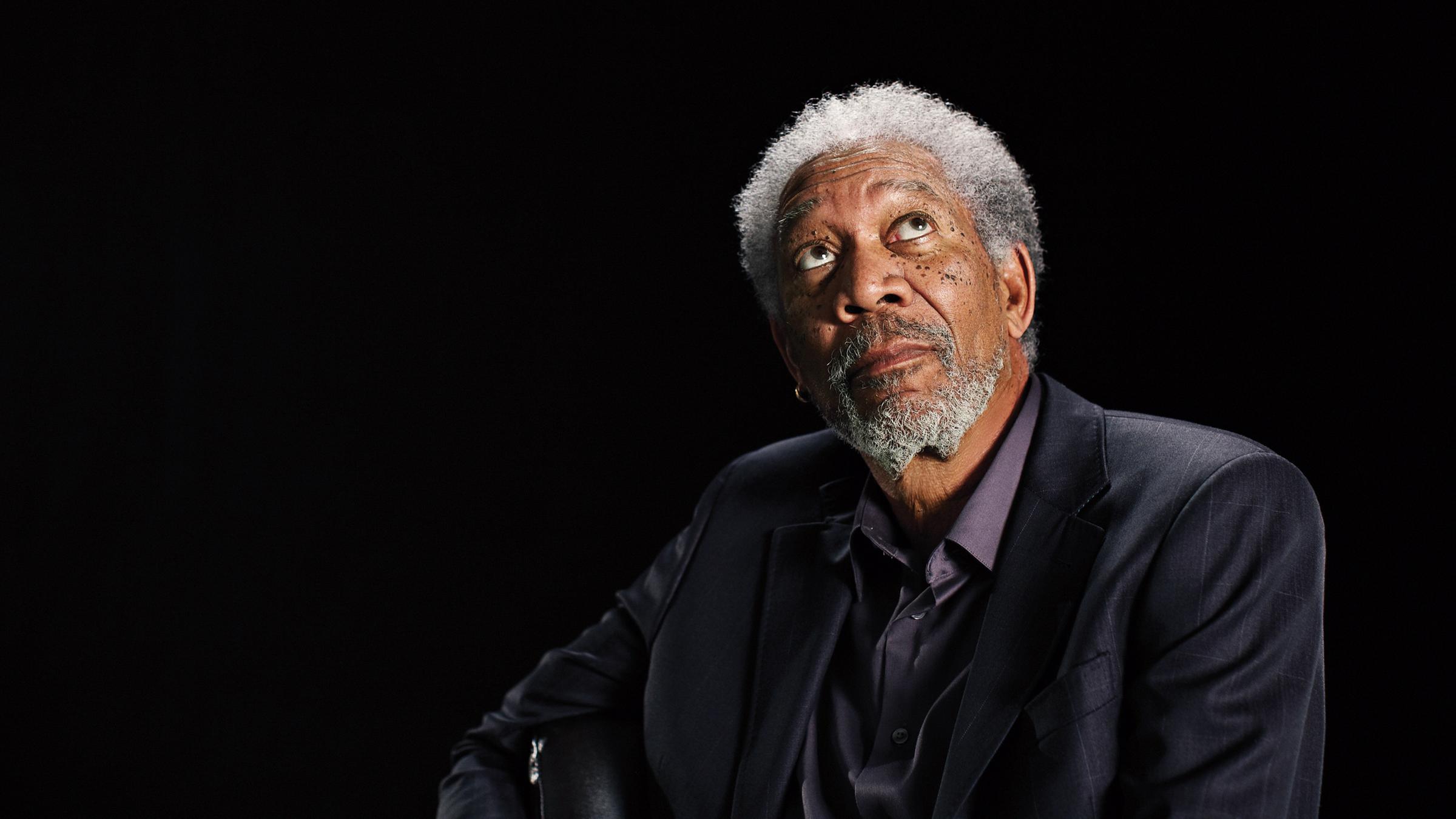 "Mysterien des Weltalls - Das Unbewusste": Morgan Freeman schaut gen Himmel.