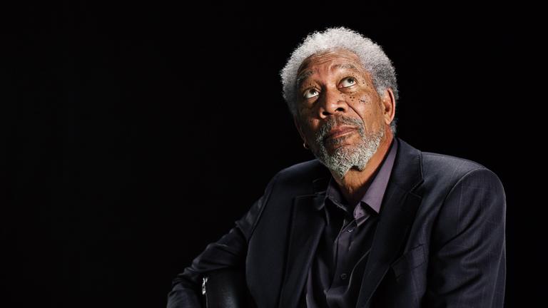 "Mysterien des Weltalls - Das Unbewusste": Morgan Freeman schaut gen Himmel.