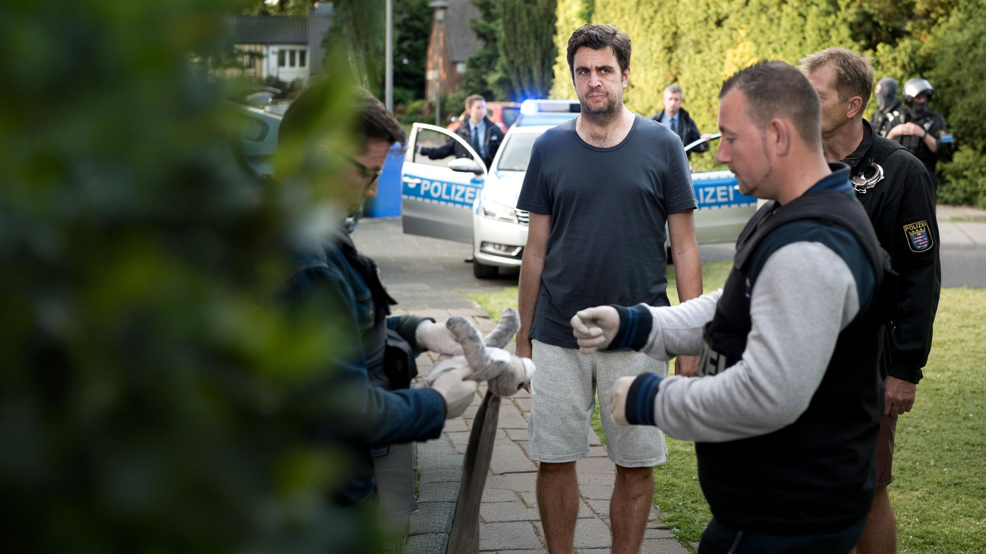 "Morgen hör ich auf - 3. Talfahrt": Jochen Lehmann (Bastian Pastewka) und Polizeibeamte vor dem Haus.
