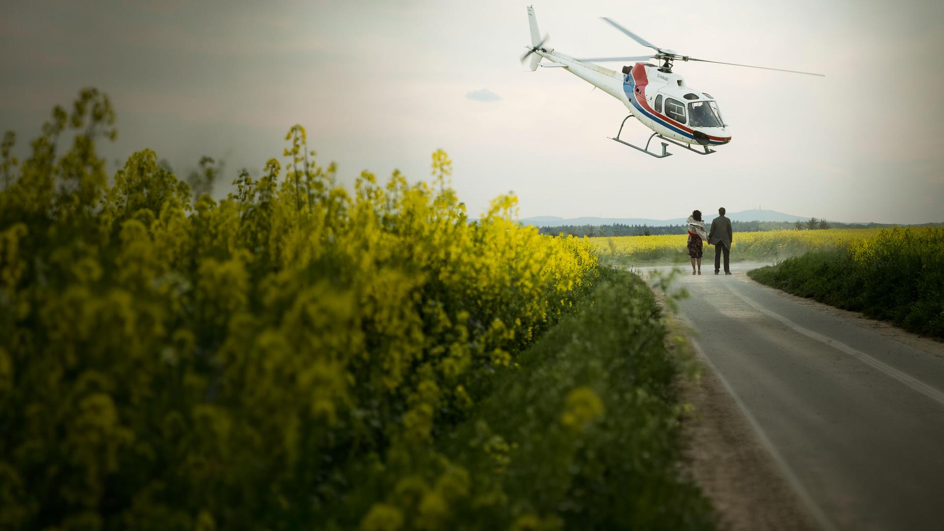 "Morgen hör ich auf": Jochen Lehmann (Bastian Pastewka) und Julia Lehmann (Susanne Wolff) stehen auf einem Feldweg während der Hubschrauber über ihren Köpfen kreist.