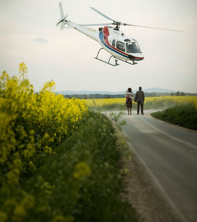 "Morgen hör ich auf": Jochen Lehmann (Bastian Pastewka) und Julia Lehmann (Susanne Wolff) stehen auf einem Feldweg während der Hubschrauber über ihren Köpfen kreist.