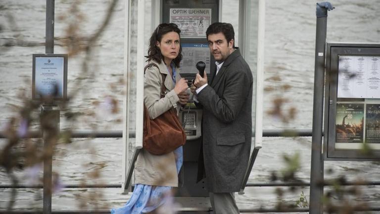 "Morgen hör ich auf": Jochen Lehmann (Bastian Pastewka) und seine Frau Julia (Susanne Wolff) telefonieren von einer öffentlichen Telefonzelle in der Stadt