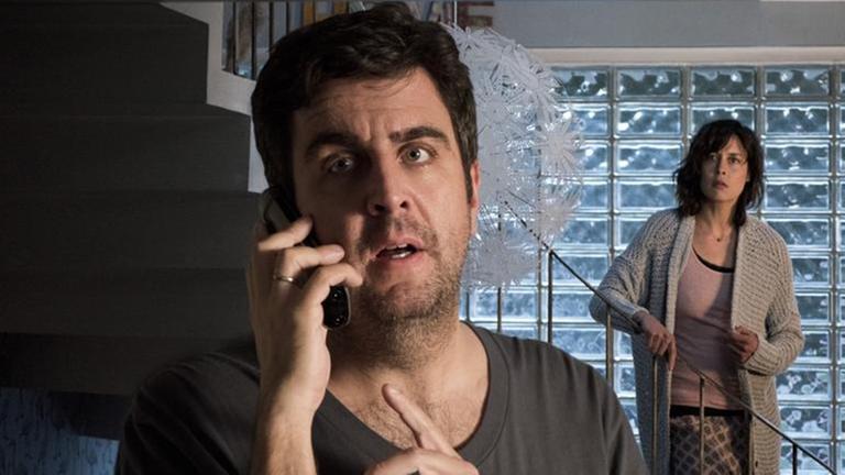 "Morgen hör ich auf - Schöner Schein": Jochen Lehmann (Bastian Pastewka) zu Hause am Telefon und Julia Lehmann (Susanne Wolff) auf der Treppe nach oben.