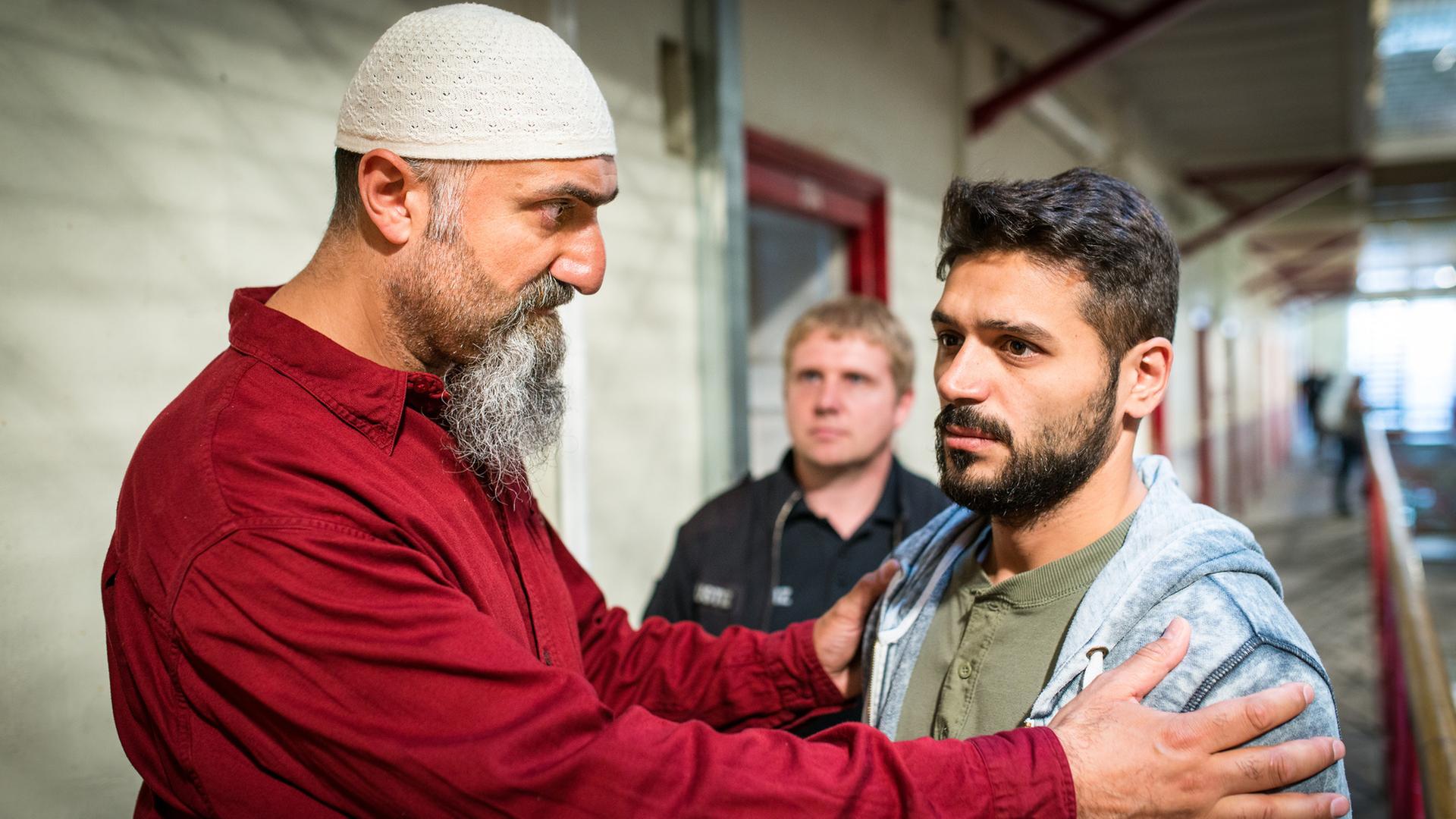 "Notruf Hafenkante - Morgenland": In einem Gefängnisgang stehen Imam Adil (Yilmaz Atmaca) und Mustafa (Tamer Arslan) nebeneinander.