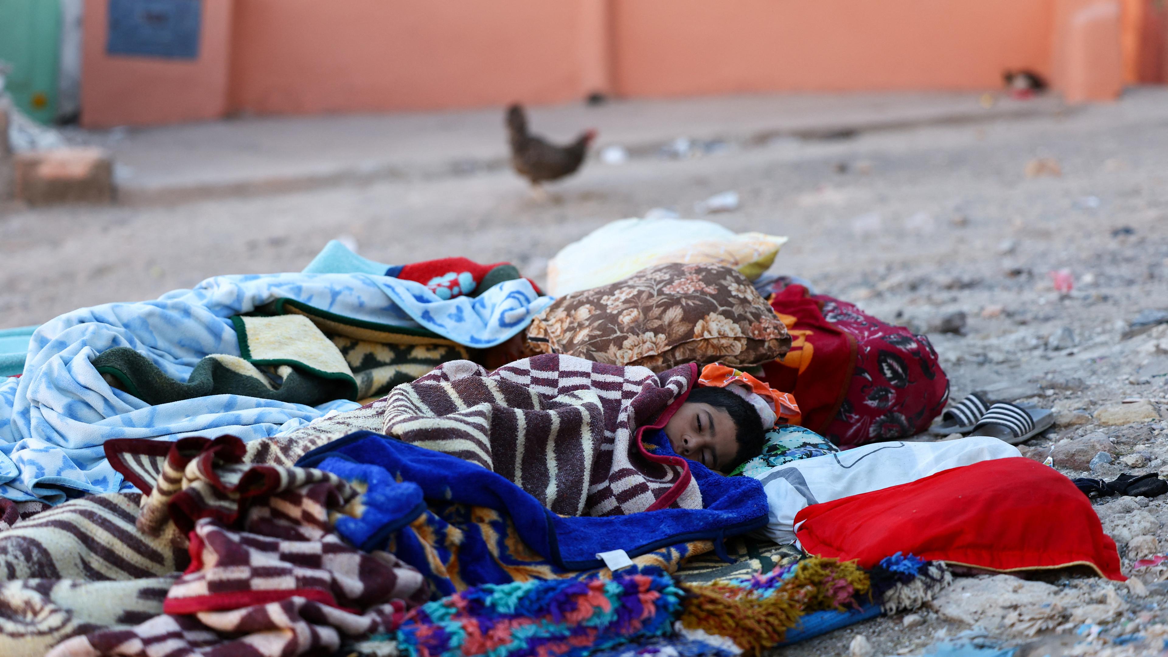 Morokko, Moulay Brahim: Menschen übernachten draußen