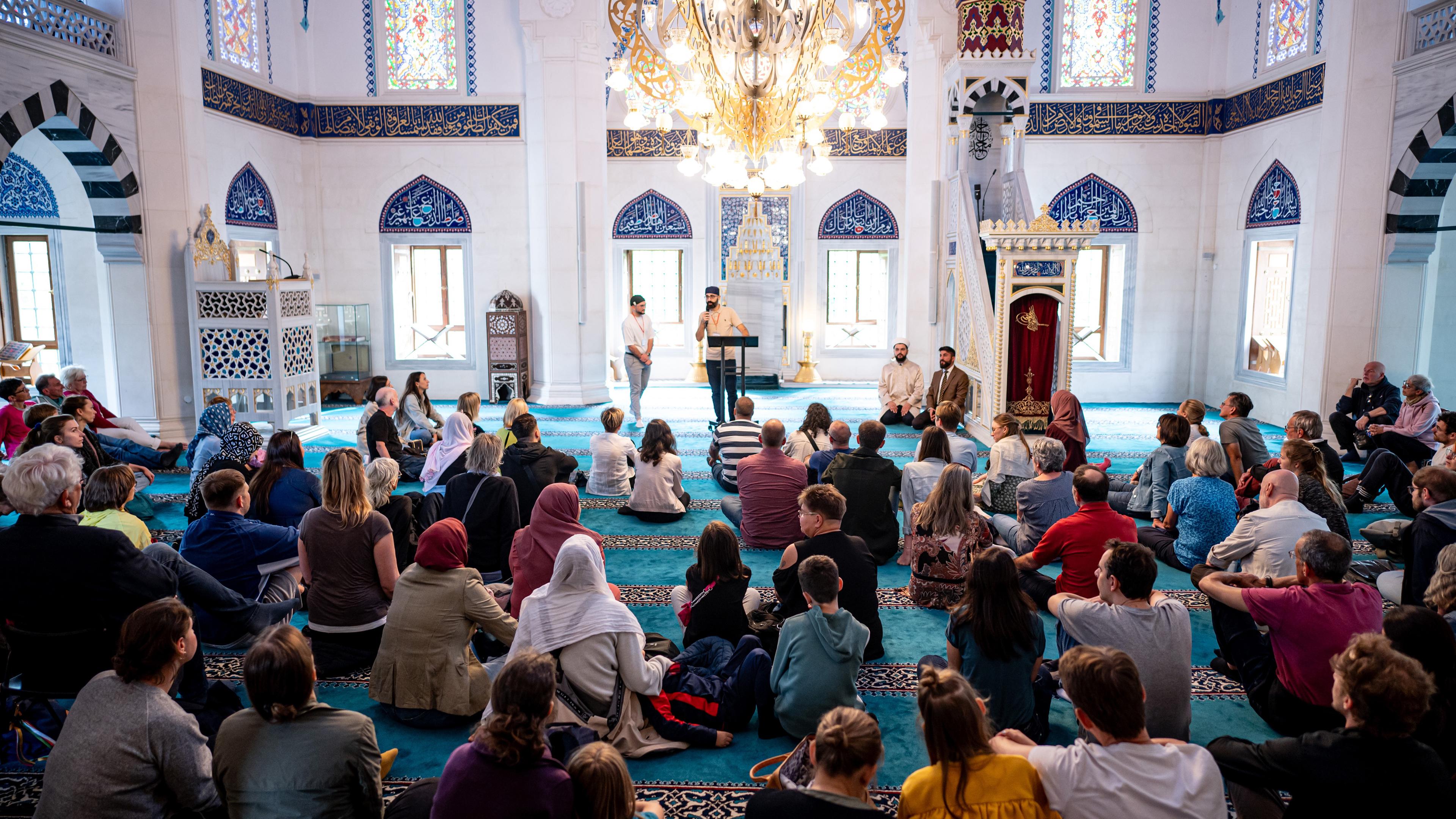 Berlin: Besucher der Sehetlik-Moschee am Columbiadamm schauen sich im Gebäude um am Tag der offenen Moschee.