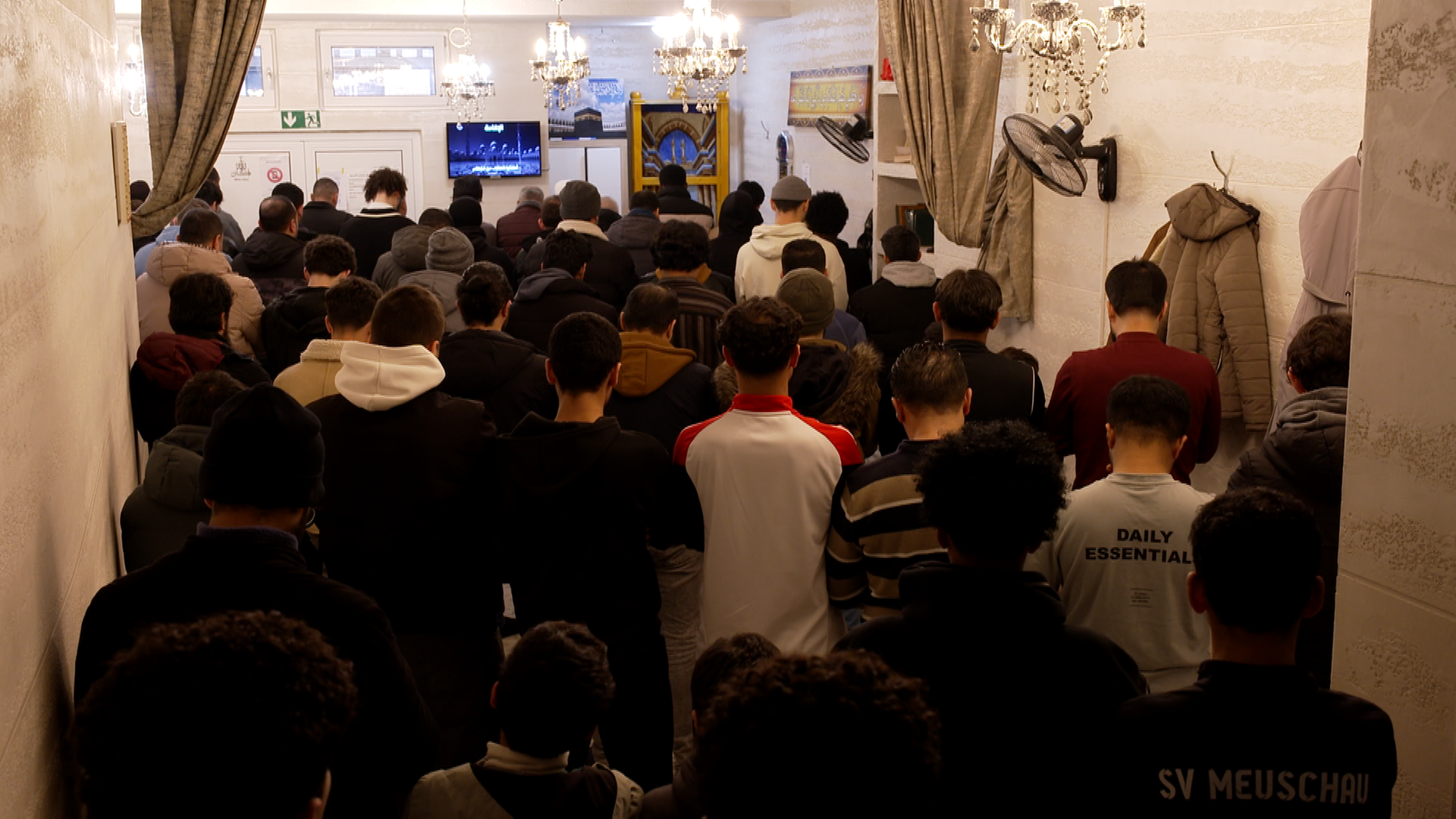 Moschee in Deutschland beim Freitagsgebet