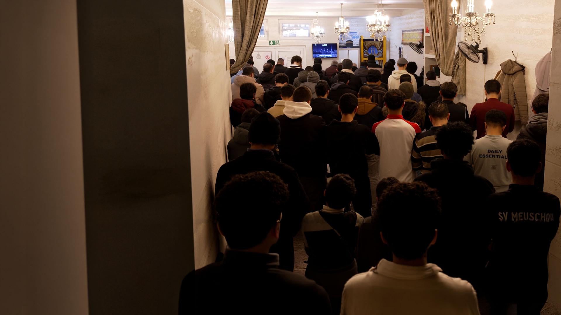 Moschee in Deutschland beim Freitagsgebet