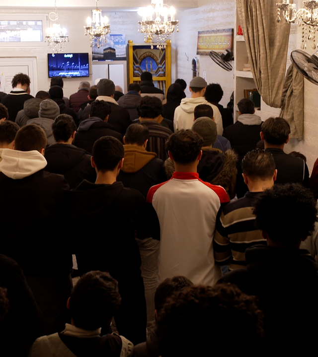 Moschee in Deutschland beim Freitagsgebet