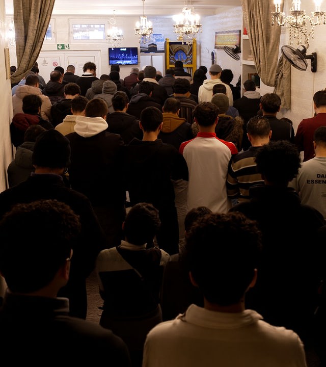 Moschee in Deutschland beim Freitagsgebet