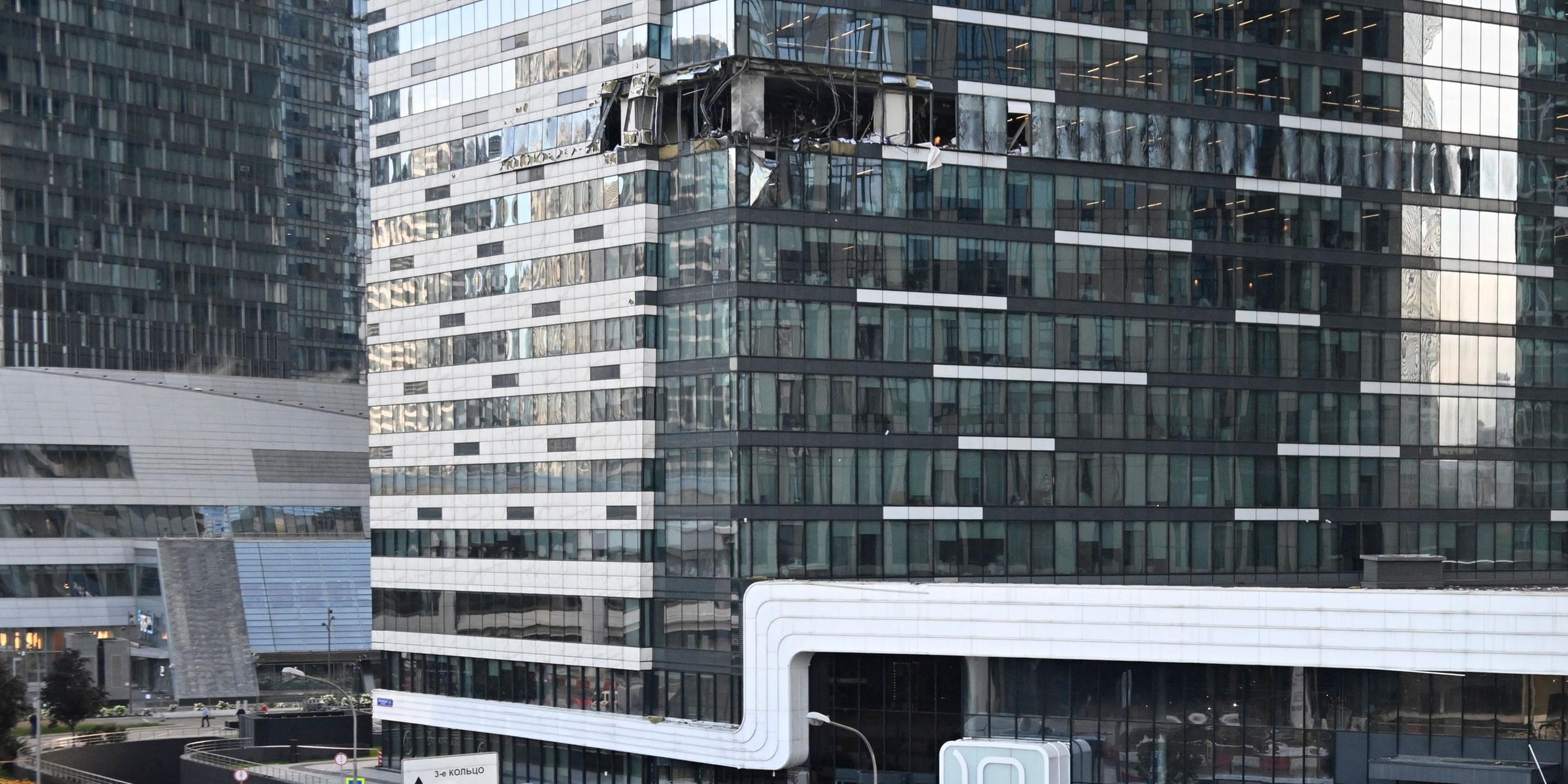 Beschädigtes Bürogebäude nach einem Drohnenangriff in Moskau