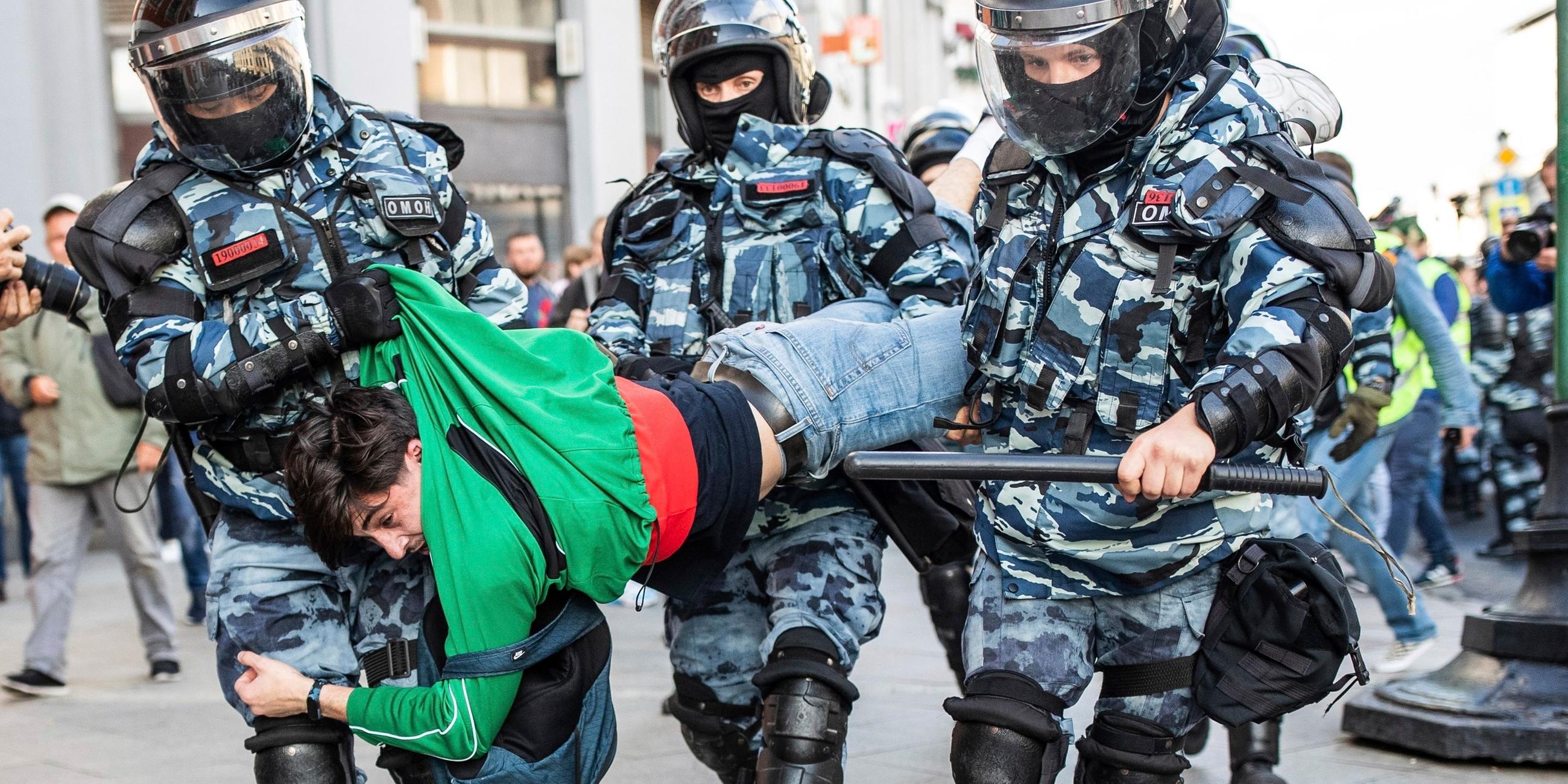 Demonstrant wird von Polizisten in Moskau festgenommen