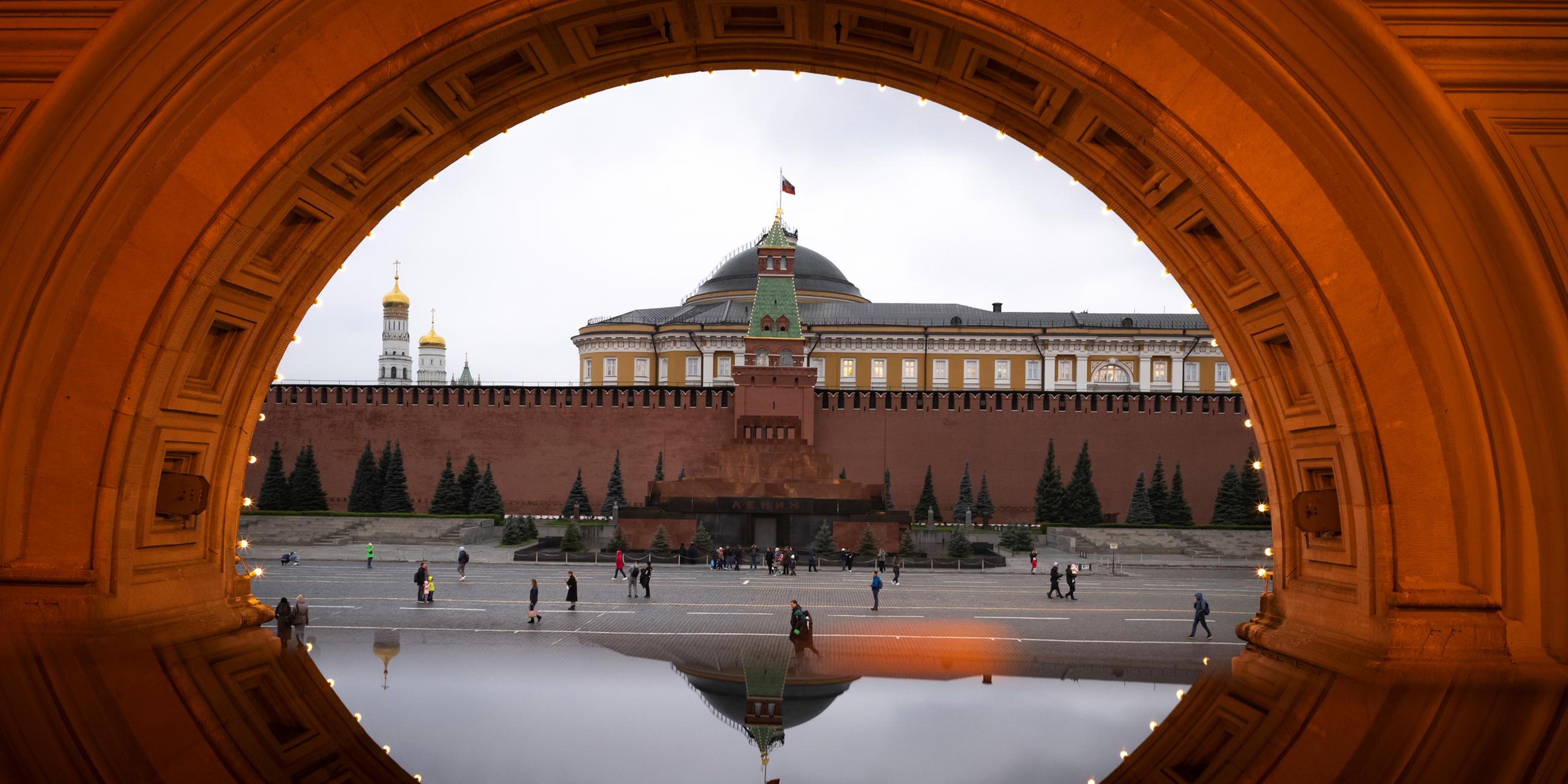 Blick auf den Kreml durch einen Bogen des GUM 