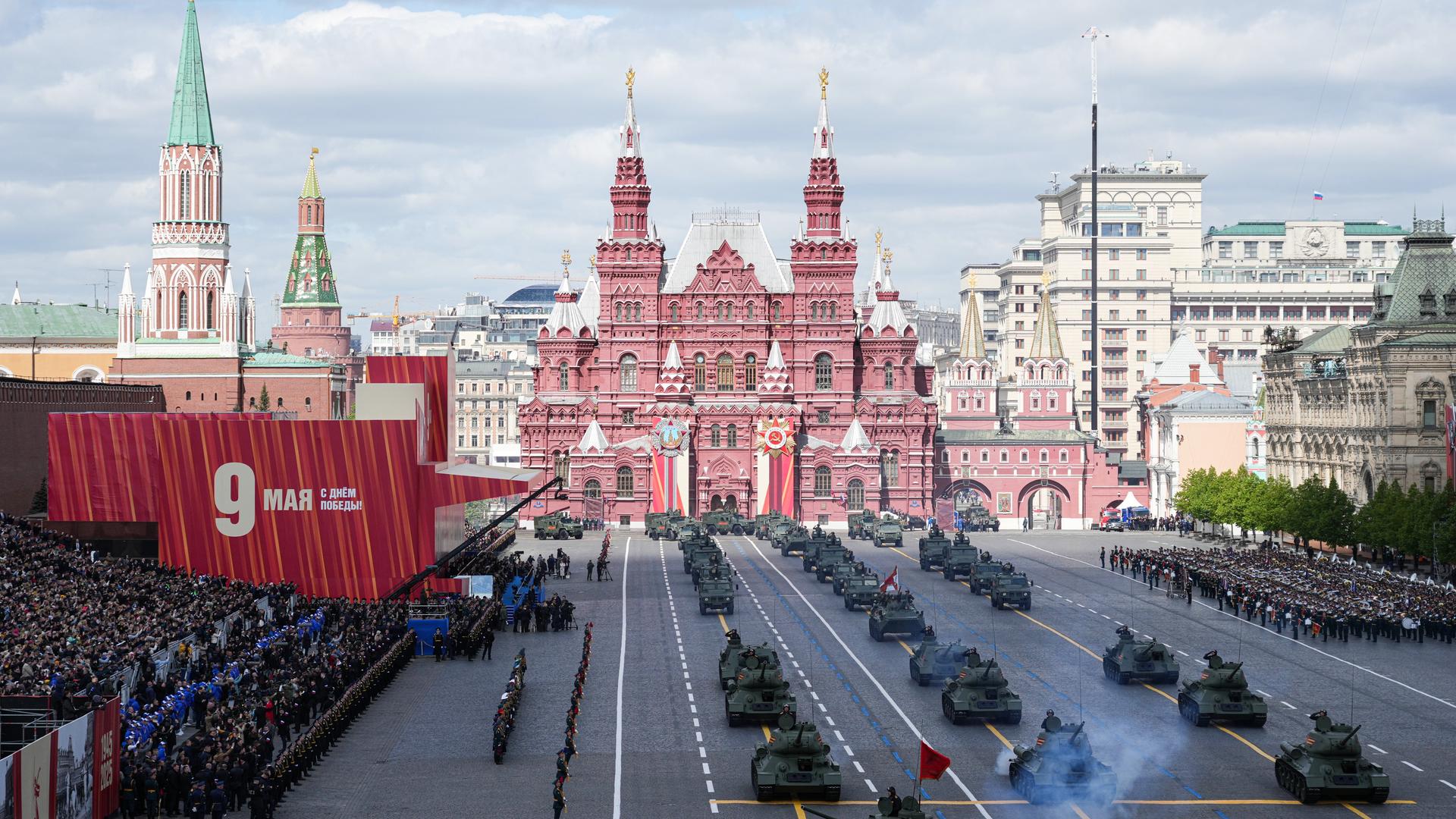 Auf dem roten Platz in Moskau findet eine Militärparade statt. 