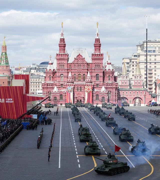 Auf dem roten Platz in Moskau findet eine Militärparade statt. 